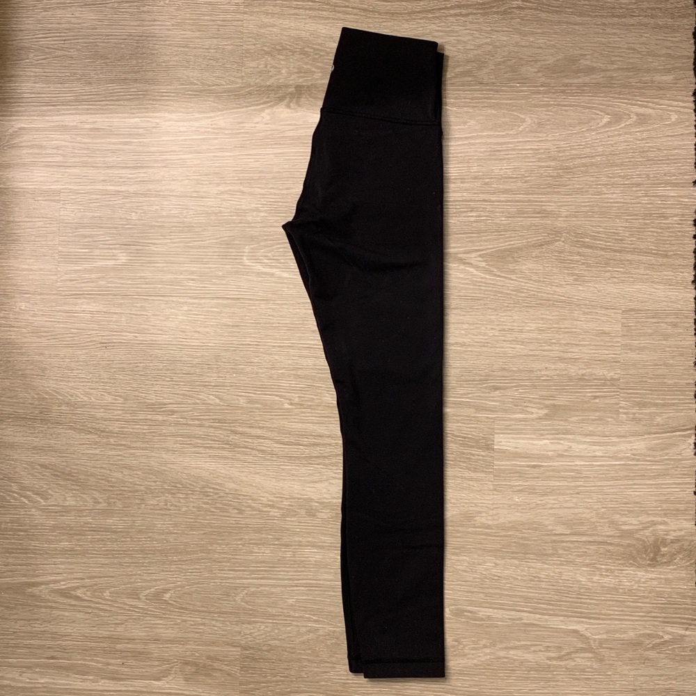Lululemon Wunder Under High-Rise 7/8 leggings.